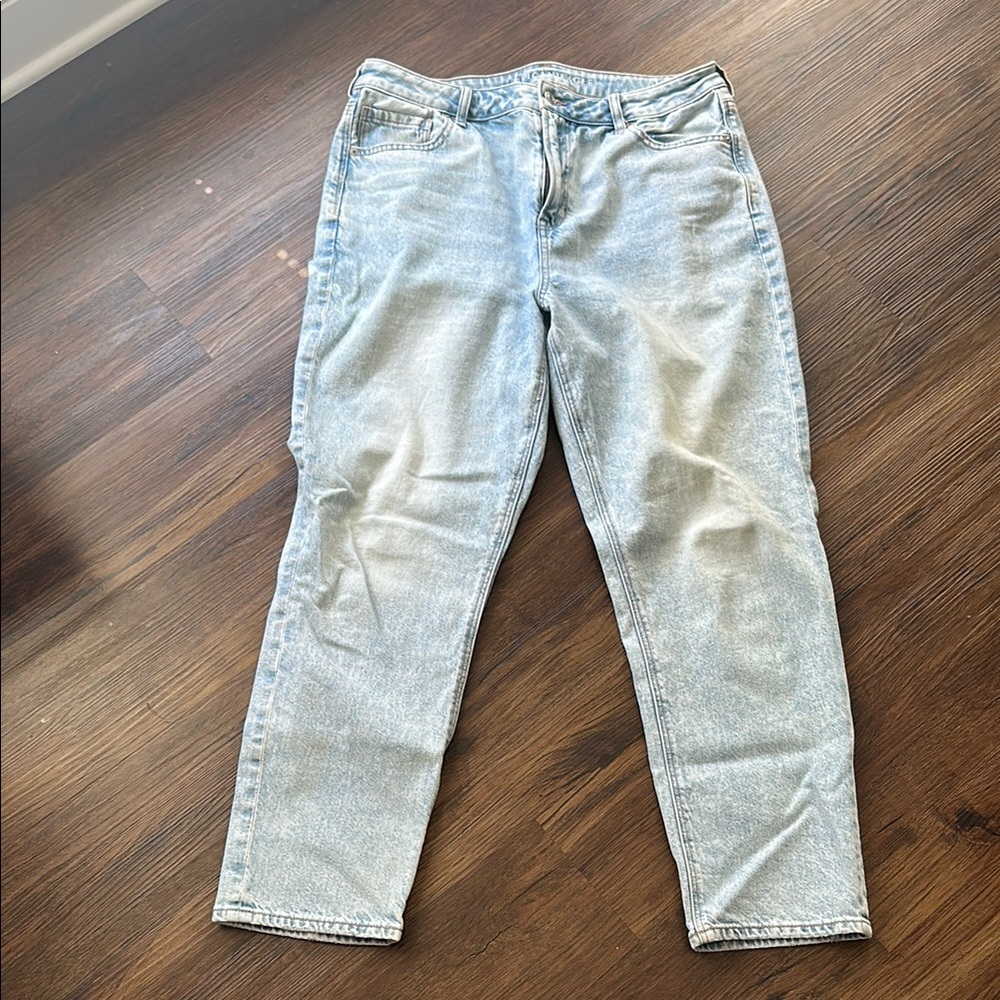 American Eagle Strigid Mom Jeans